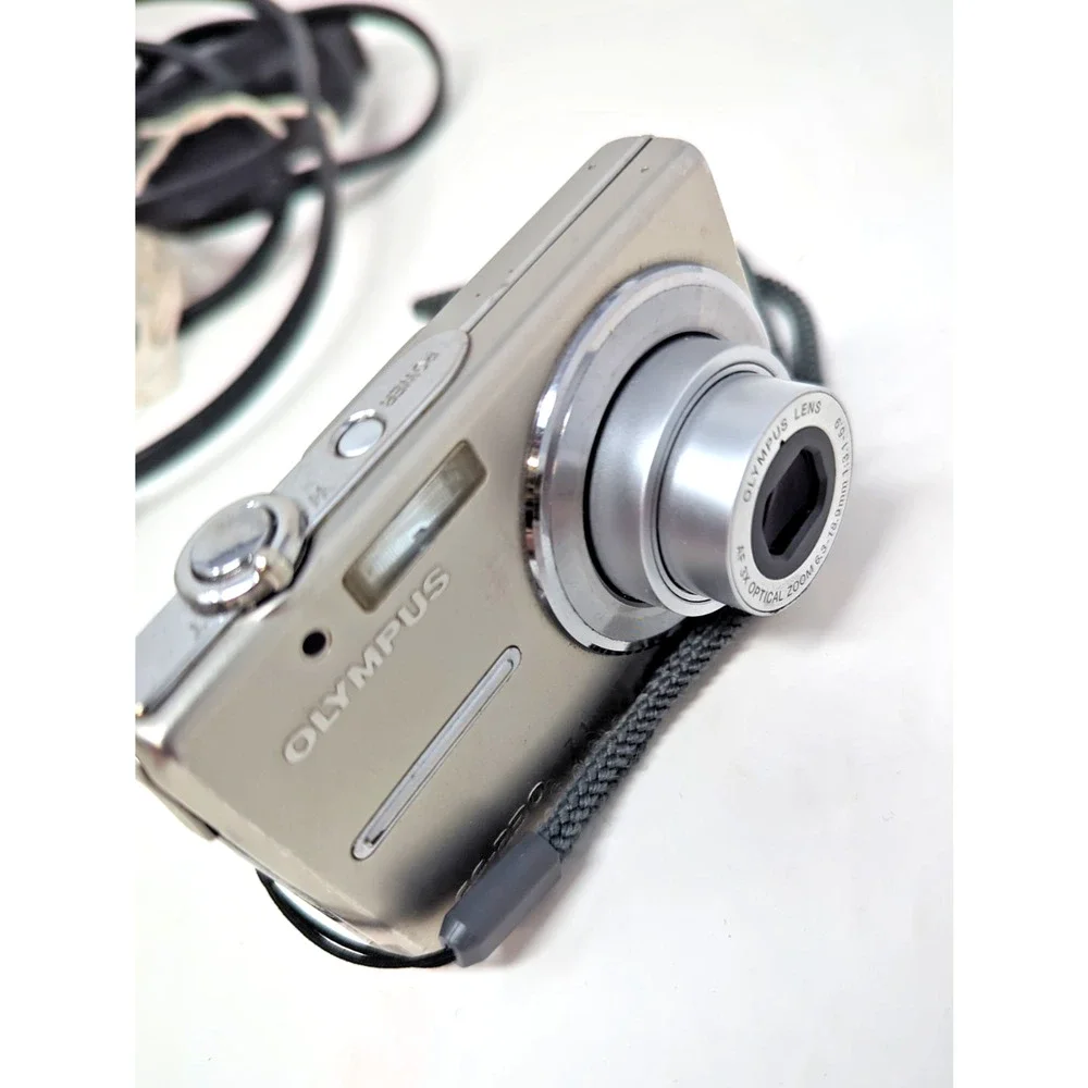 Olympus FE-230 7.1 MP Digital Camera - Silver Compact PARTS OR REPAIR battery
